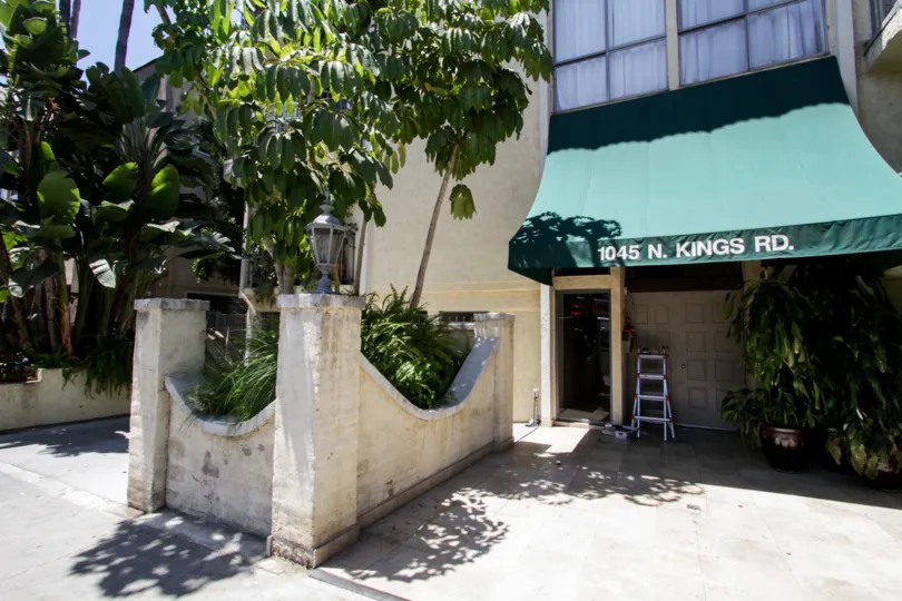 The entryway into Kings Manor in West Hollywood