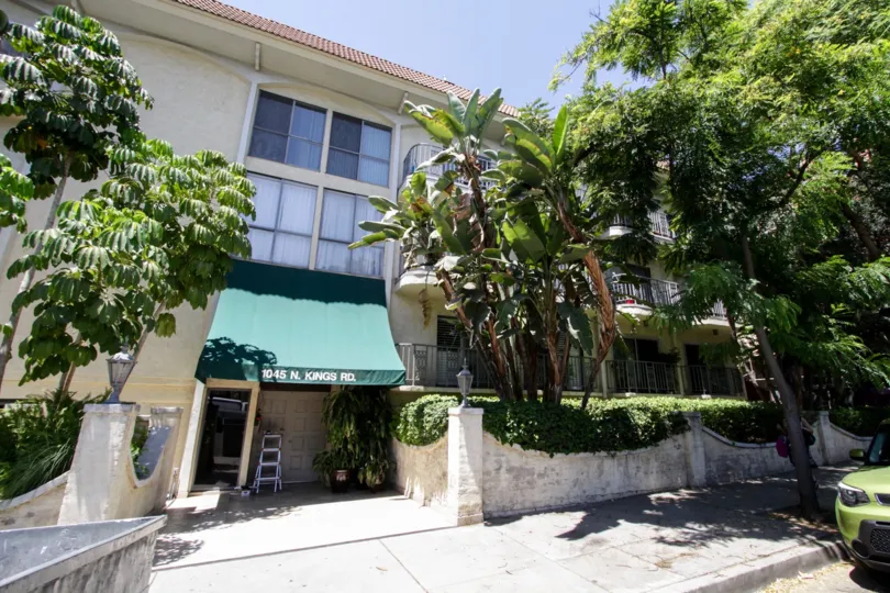 The entrance into Kings Manor in West Hollywood