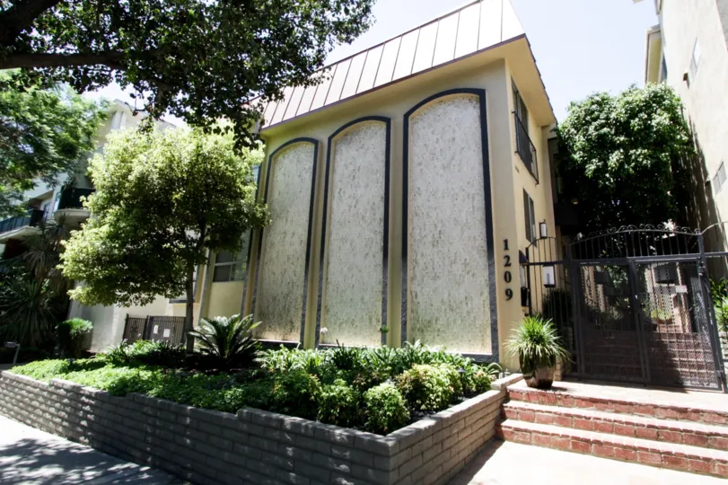 The entryway into Kingswood Court in West Hollywood