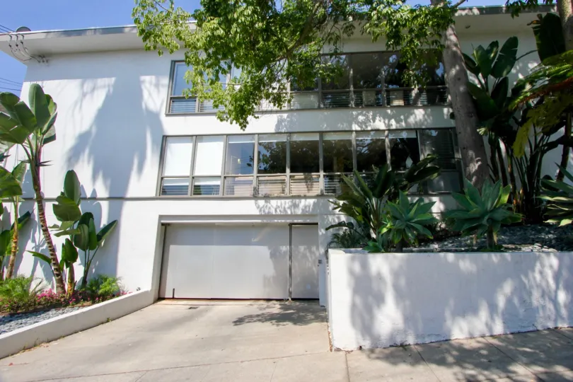 A nice afternoon in Larrabee Villas with garage and open windows.