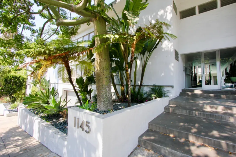 Looking for a nice and happy place to stay with stay in Larrabee Villas in West Hollywood