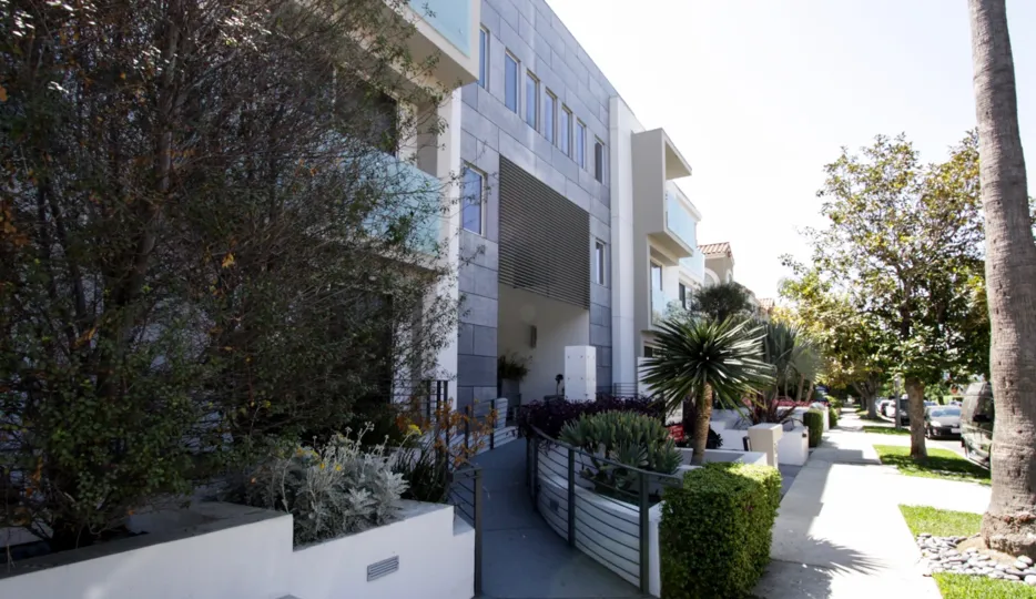 The walkway towards the entrance into Luminaire in West Hollywood