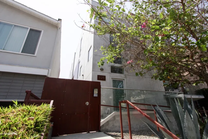 The entrance into Lux 925