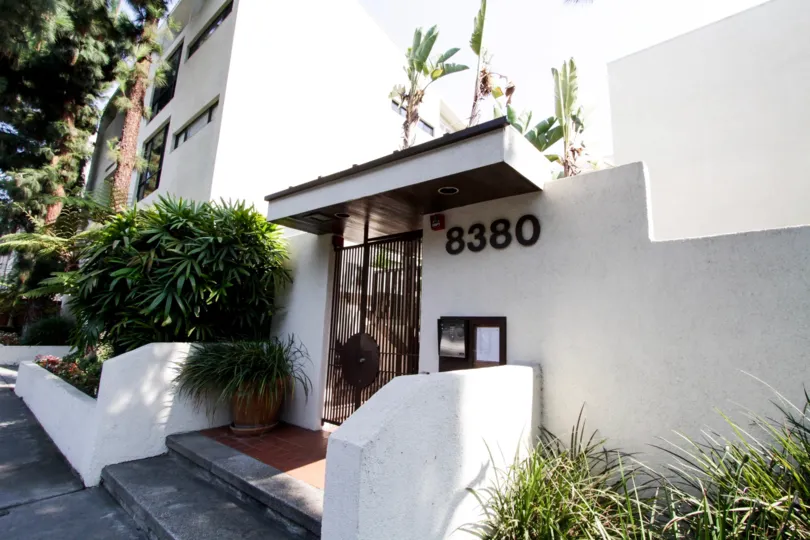 The address of Orlando Waring written on the building