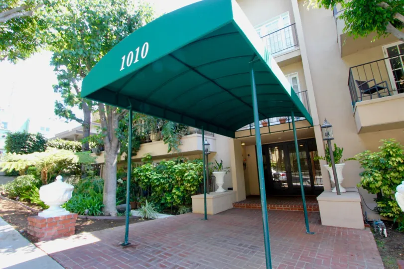 1010 Palm Hancock, well made pathway and super cool green surrounding, West Hollywood, California