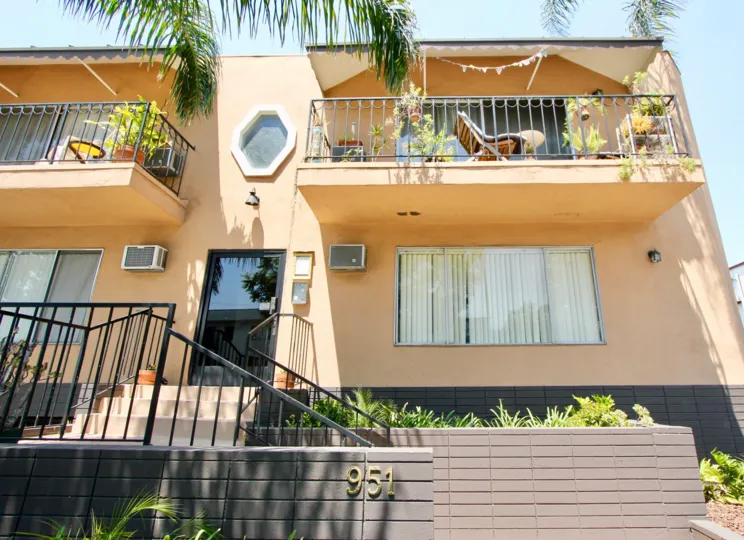 The very sunny and beachy homes in the Romaine Terrace in West Hollywood, California