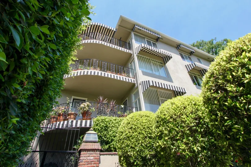 Need a house to live or home to enjoy the life with your loved once? 1828 Holmby is the place to live life to the fullest with your family.