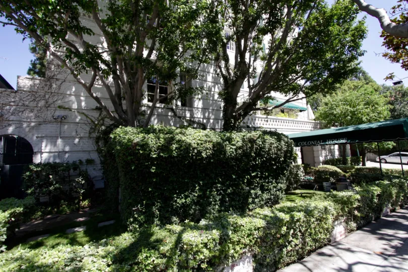 he hedges around The Colonial House