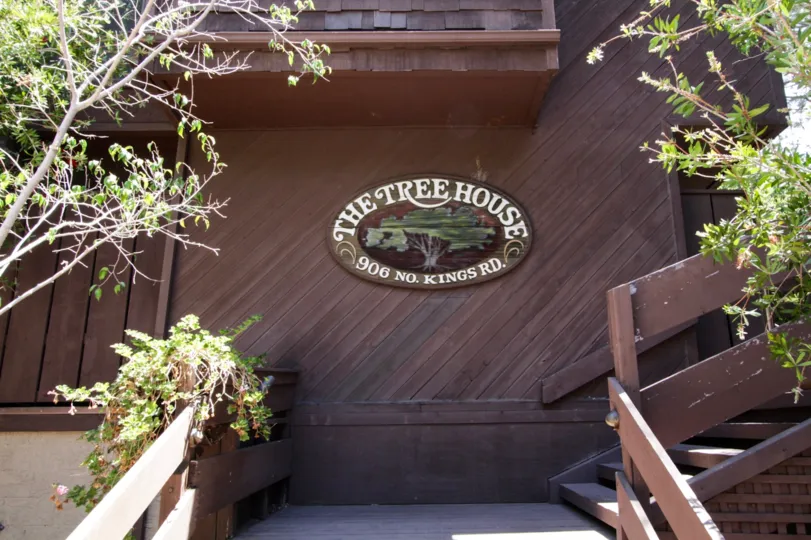 The welcoming sign into The Treehouse in West Hollywood
