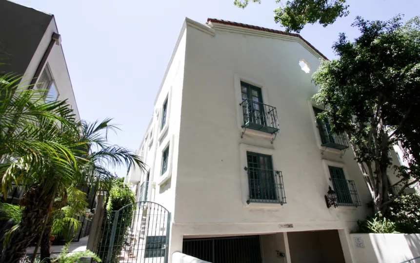 The gate for entrance into the Villa Flores