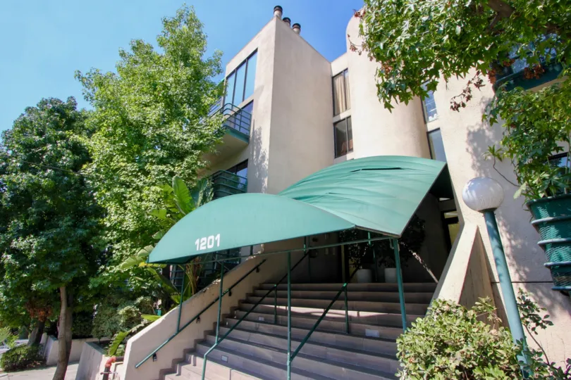 cool green rainshed of 1201 Vista Larrabee and her super green surroundings, West Hollywood, California