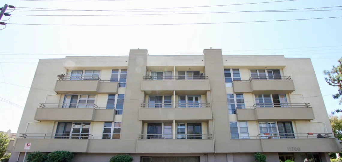 Building with 4 floors of apartments in 11700 Iowa