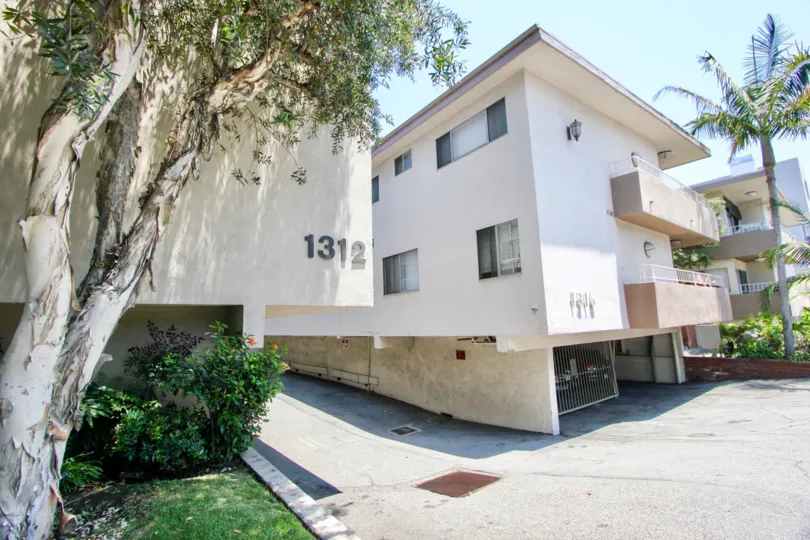 cute neigbhoring apartments and views around 1312 Centinela, West La, California