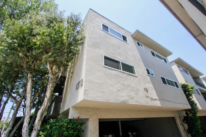 Sunny weather in 1312 Centinela with large white home in west la