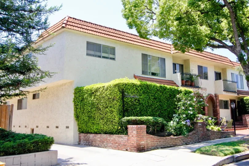 A sunny day in the 1323 Carmelina with beautiful apartment and big tree infrond of apartment.