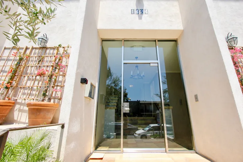 Amazon non shot of 1424 Amherst, West La, California