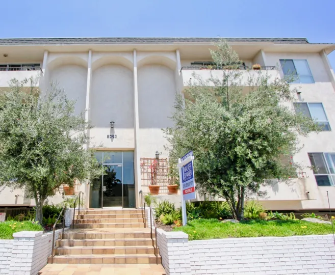 1424 Amherst is a beautiful complex featuring well maintained green space and balconies