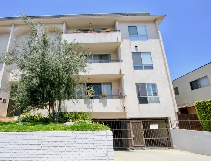 1424 Amherst, west la, California is A beautiful sky high well construct building which have elegant colour and shiny bright glass windows. Lots of green trees enhance its beauty. A sunny bright day give it an amazing look.