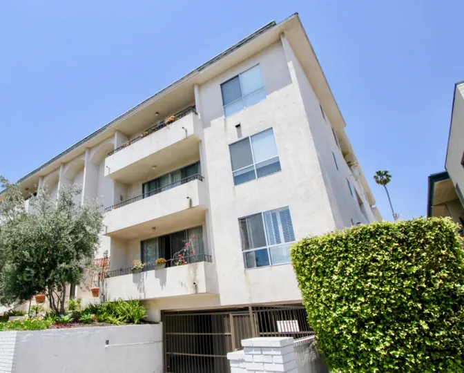 Big white building with many rooms in 1424 Amherst, west la