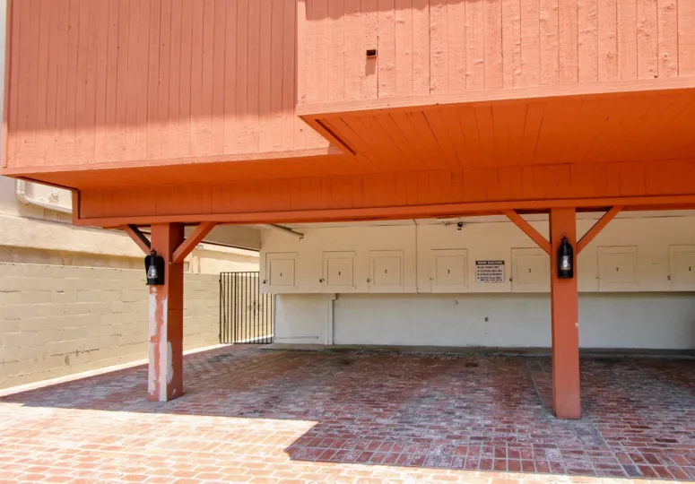 Awesome red finishing style of 1522 Centinela, West La, california