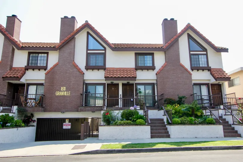 Awesome shot of the whole front side of 1611 Granville, West La, California