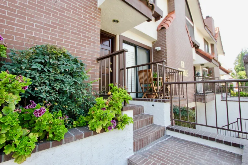 close and detailed view of the entrance to 1611 Granville, West La, California