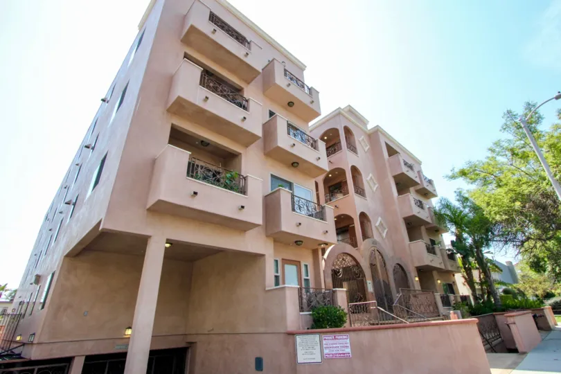 3 storey floors of 1629 Armacost with her surroundings, West La, California