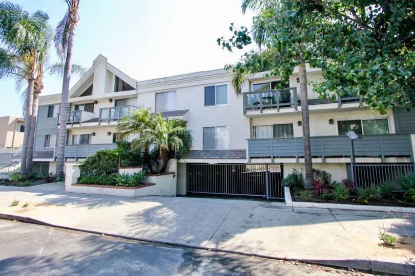 wider shot of 1741 Granville and her full view, west La, California