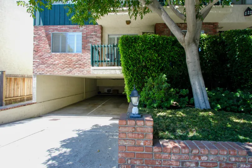 amazing greenery of the entrance to 1831 Barry, West La, california
