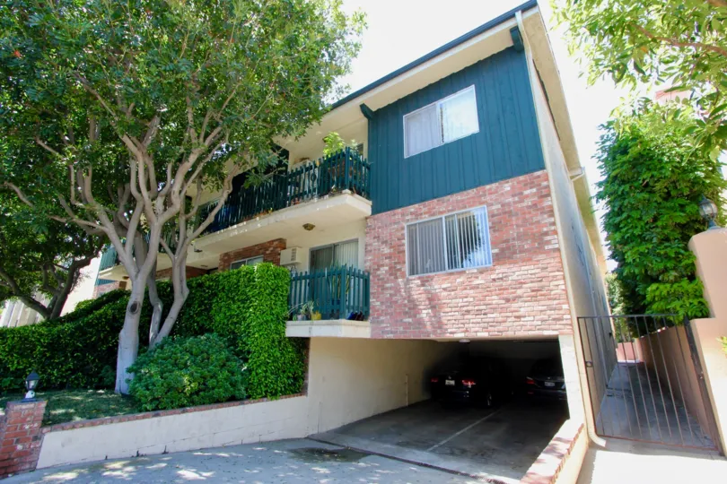 Large colorful home in 1831 Barry with parking facility