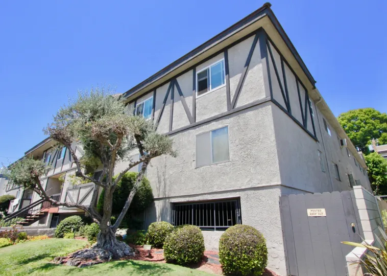 A well-maintained building at 1914 Corinth in the city of West LA, California