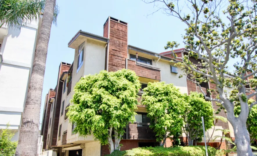 A sunny day in the Amherst Villas II with beautiful apartment and big tree infrond of apartment.