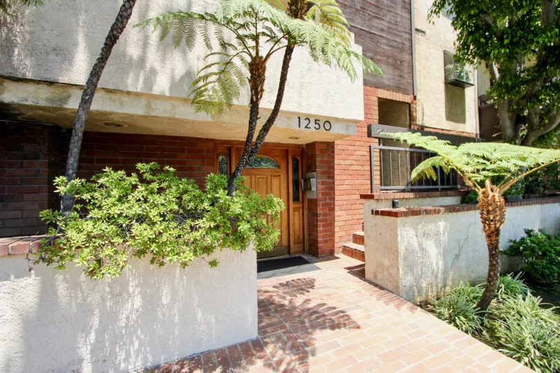 A good looking house for you to live with your family in Amherst villas ll West la California