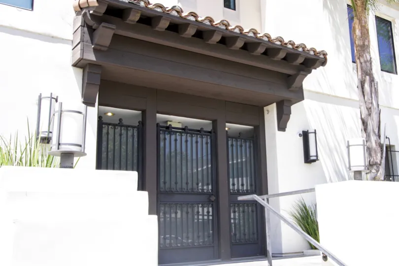 The secure entrance of Avenida Prosser in West LA