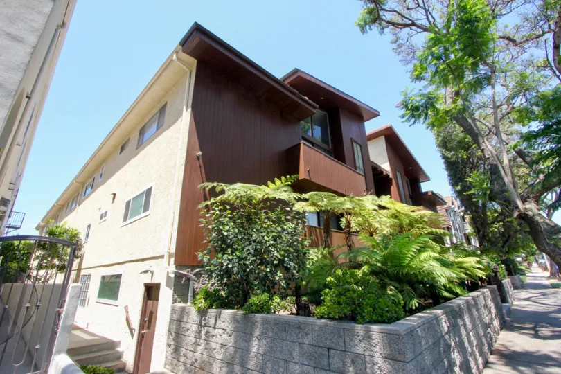 a perfect place in barry west at west la city in california with garden