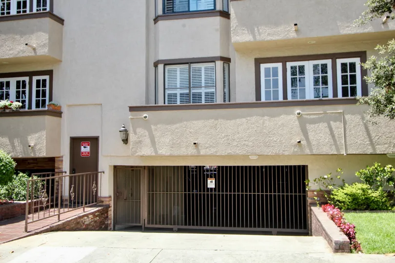 A very close look at Bentley Oaks and her iconic building finishing, West la, California