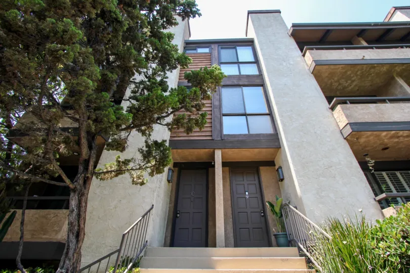 Bundy Townhomes, A beautiful sky high well construct building which have elegant colour and shiny bright glass windows. Lots of green trees enhance its beauty. A sunny bright day give it an amazing look.