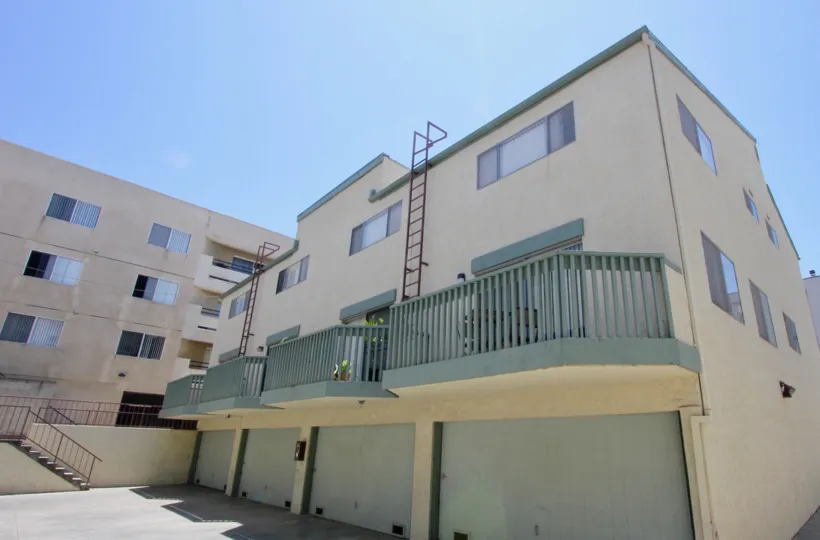Great walls and neat finish of Butler Townhomes apartments, West La, california