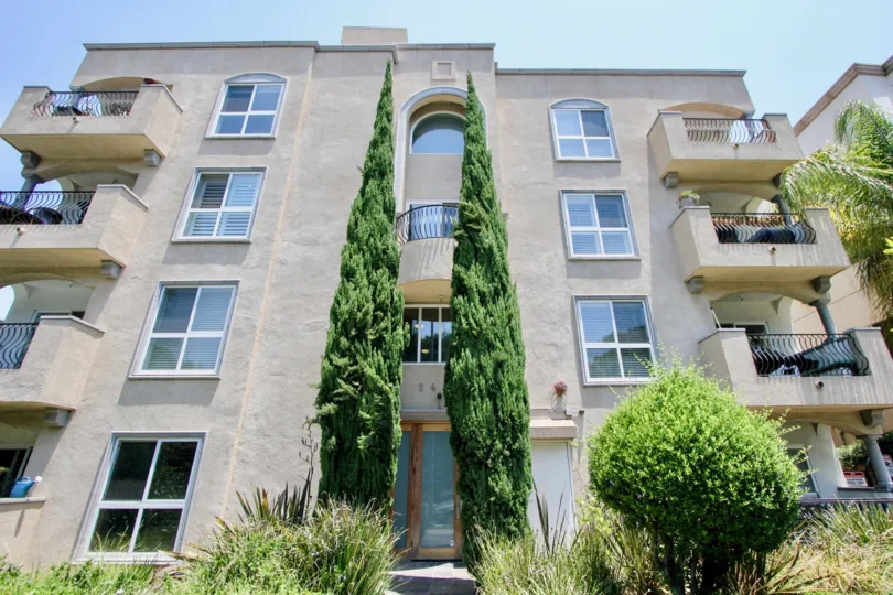 a beautiful home in west la city at california with beautiful architecture