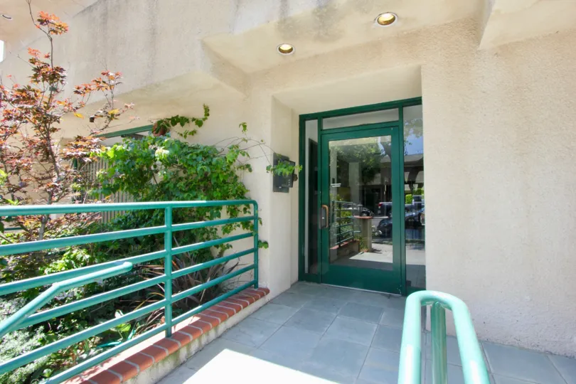 a beautiful home in west la city at california with beautiful architecture