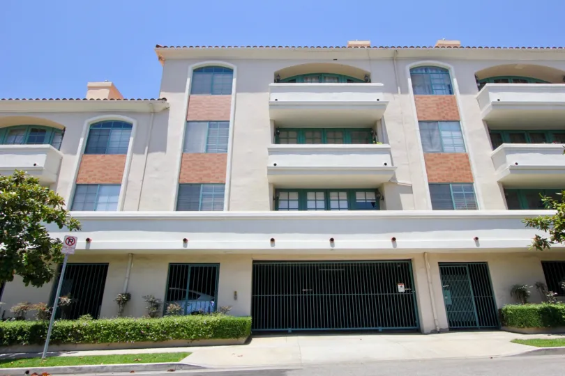 The community of Colby Regency in West LA offers a private garage and well kept vegetation