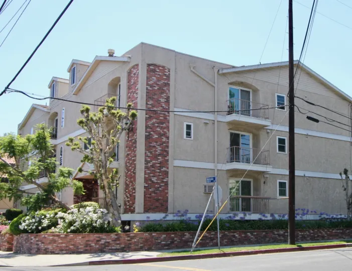 A beautiful 2 storey building apartment in Colonial Regency, West La, California