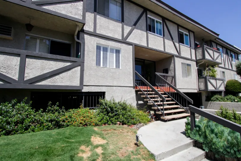 The entrance into Corinth Condominiums in West LA