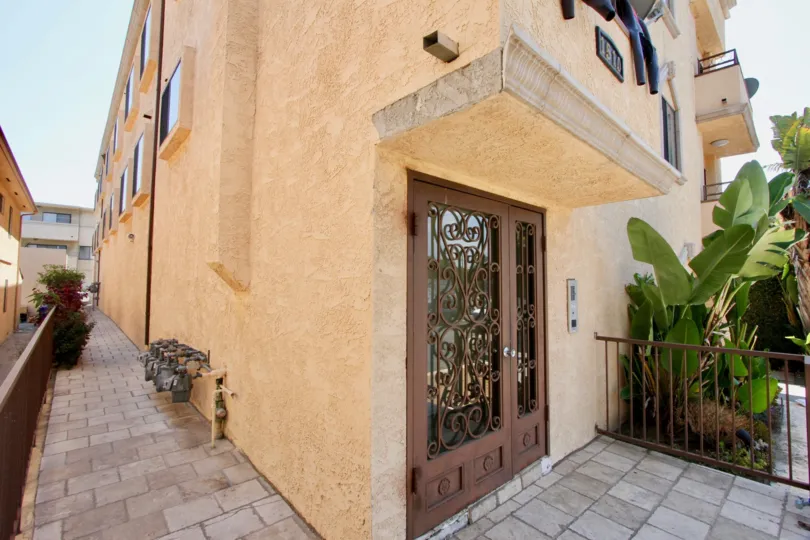 a beautiful home in west la city at california with beautiful architecture