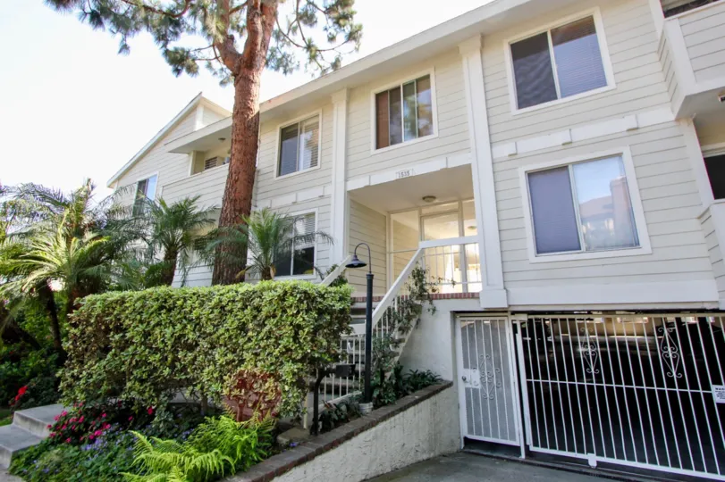 beautiful creamy walls of Granville Villas, West La, California