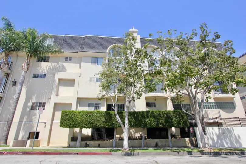 a beautiful home in west la city at california with beautiful architecture