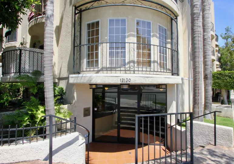 Find a Comfortable, Modern apartment with a nice view to spend your life in Lafayette Court
