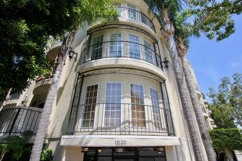 Amazing tall and lovely 12130 Lafayette Court Apartment, West La