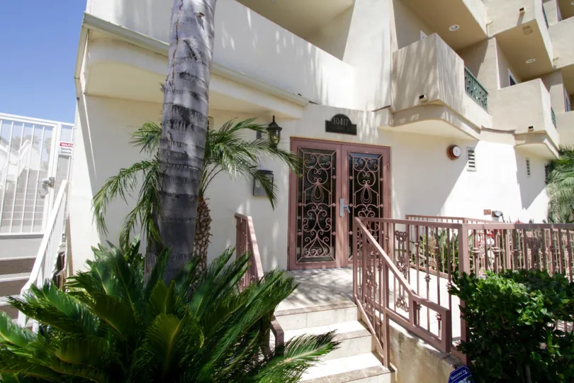 The beautiful entryway into Louisiana Heights entrance