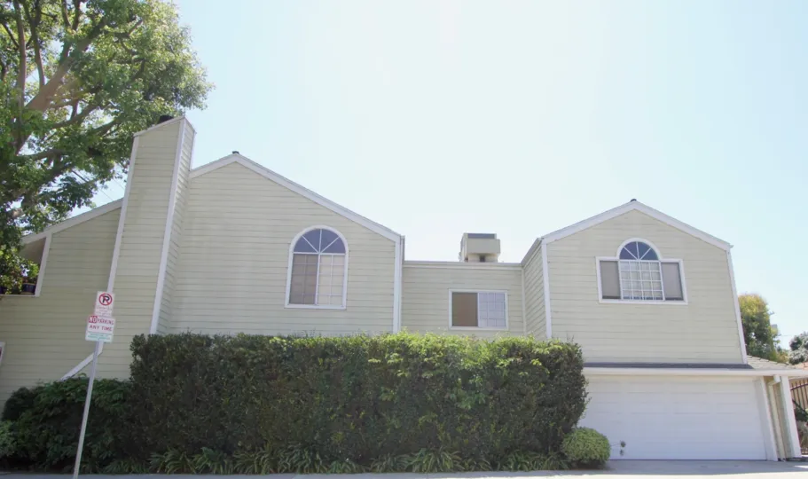 Beautiful Creamy wall of Nebraska Manor Townhomes, West La, California